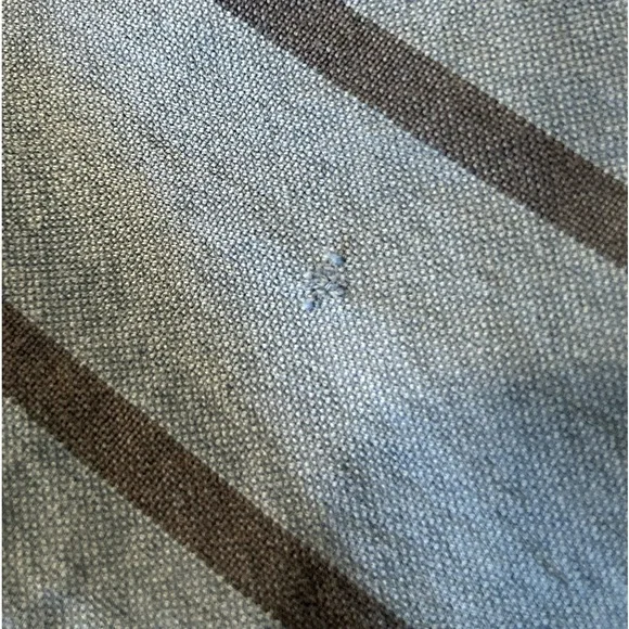 B149. Gap blue striped shorts 34 waist - Picture 3 of 4